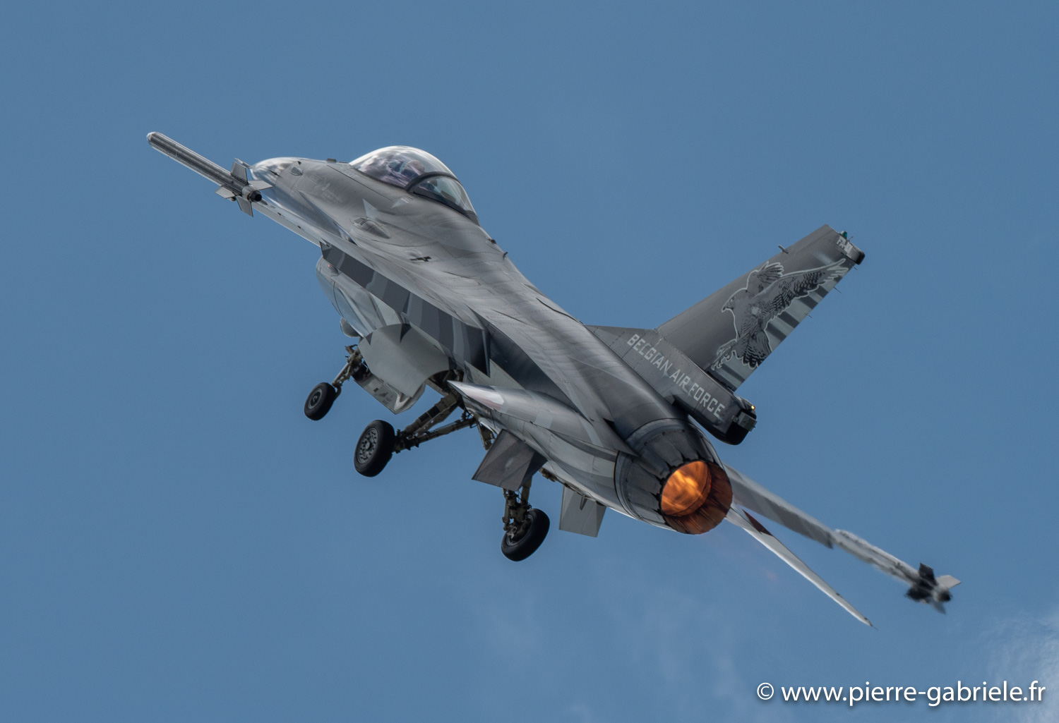 f16-g92_3493.jpg